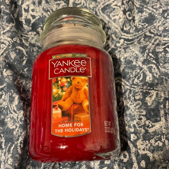 Yankee Candle Home For The Holidays scent large candle with one wick , NWT